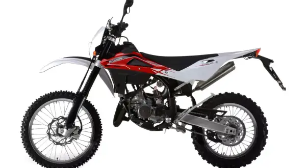 Husqvarna CR 125 dane techniczne: biało-czerwony motocykl crossowy z widocznym silnikiem i oponami terenowymi.