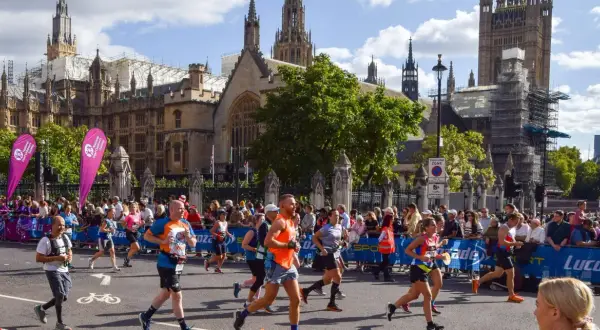 Des coureurs traversent Londres, le parcours du marathon longeant le Parlement.
