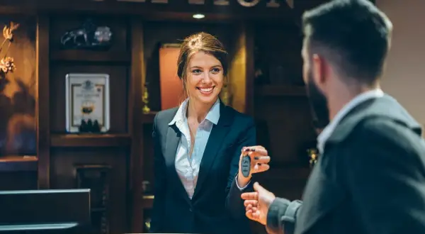 Czy wychodząc z hotelu zostawia się klucz? Sprawdź zasady i uniknij kosztów