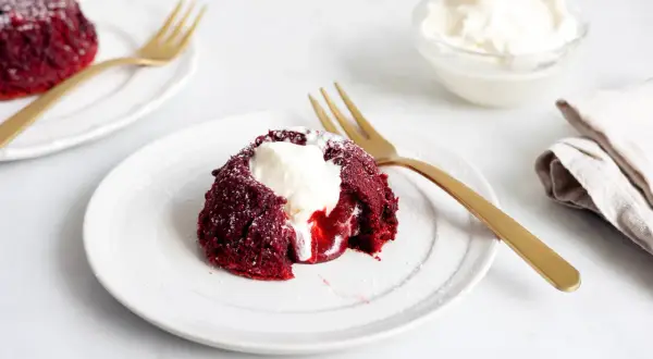 Red velvet recept: Mjuk, varm chokladkaka med krämig topping. Perfekt för en mysig fika.