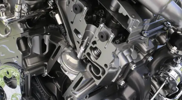 Corte de un motor atmosférico mostrando pistón, bujía y válvulas. El aire entra naturalmente, sin turbo.