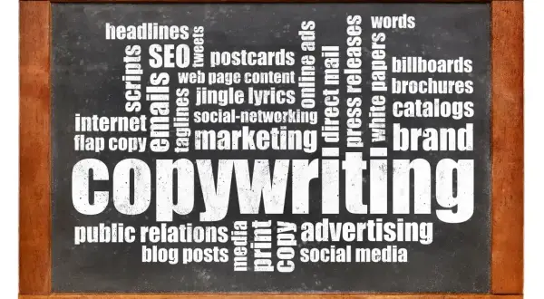 Tablica z napisem "COPYWRITING" i hasłami związanymi z tworzeniem gotowych tekstów reklamowych: SEO, marketing, social media.
