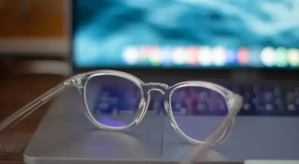 Okulary z filtrem niebieskim: czy warto? Fakty, mity i opinie