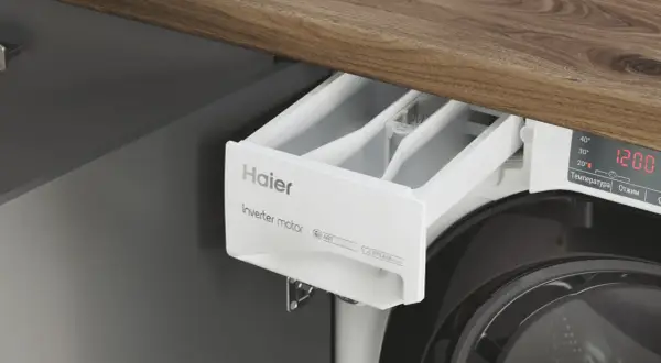 Cassetto detersivo Haier aperto, con scomparti vuoti. La lavatrice non prende l'ammorbidente, forse è intasato il vano.