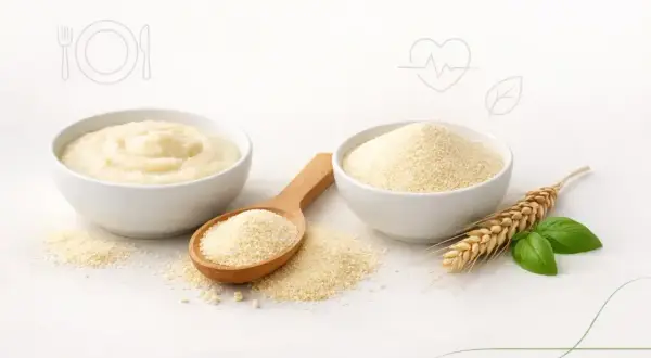 Kasza manna, przygotowana z pszenicy, zawiera gluten. Na zdjęciu widać gotową kaszę, jej ziarna i kłos zboża.