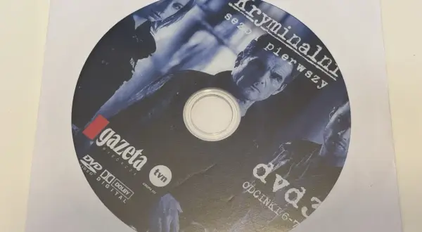 Płyta DVD z serialem "Kryminalni", sezon pierwszy, odcinki 6-7. Wydanie Gazety Wyborczej.