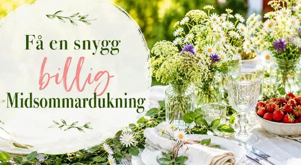 En vacker midsommar dukning med blommor, jordgubbar och en inbjudande dukning.
