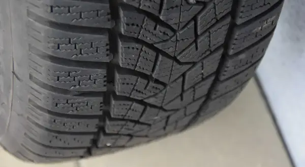 Bieżnik opony zimowej do Citroen Berlingo. Sprawdź rozmiar opon, by zapewnić bezpieczeństwo.