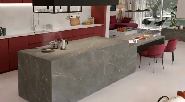 Encimera de cuarzo gris veteado, ideal para cocinas modernas. Elegancia y durabilidad para tu hogar.