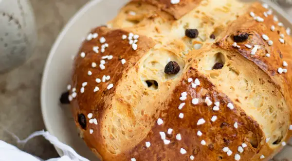 Goldbraunes Osterbrot mit Rosinen und Hagelzucker, perfekt für ein Osterbrot Rezept.