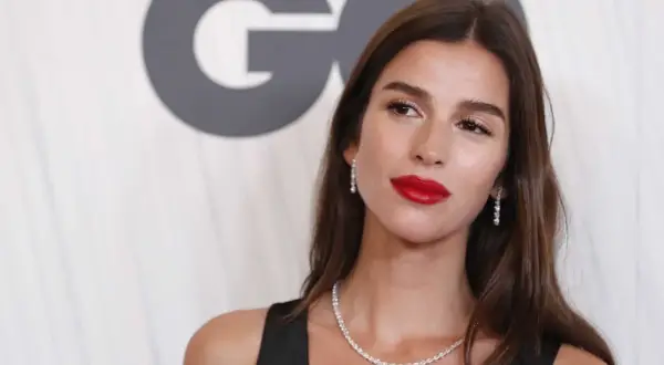 Sandra Gago, con labios rojos y joyas brillantes, posa ante un fondo con el logo de GQ.