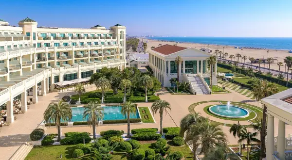 Impresionante resort de lujo con piscina, jardines y playa. El spa primus ofrece vistas al mar Mediterráneo.