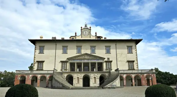 Villa medicea di Poggio a Caiano, con scalinata imponente, loggiato ad archi e un grande orologio sulla facciata.
