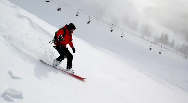 Jak ustalić, która noga z przodu na snowboardzie jest najlepsza?