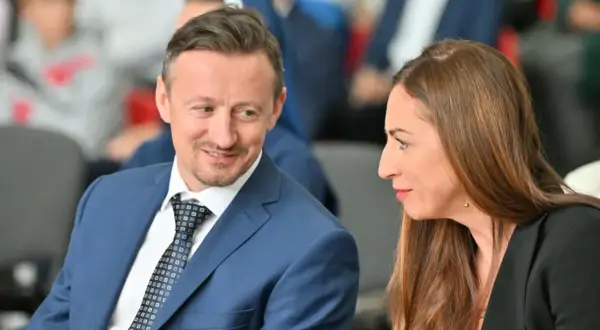 Justyna Kowalczyk i Maciej Kurzajewski, których romans budzi emocje, rozmawiają w trakcie wydarzenia.