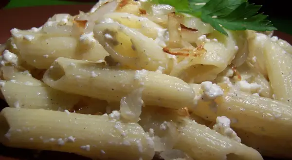Penne z twarogiem, podsmażoną cebulką i natką pietruszki. Pyszne danie, które rozgrzewa serce.