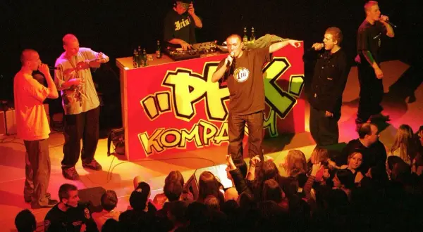 Raperzy na scenie z DJ-em. Czy to prawdziwa przyczyna odwołania trasy koncertowej polskiego rapera? Publiczność szaleje.