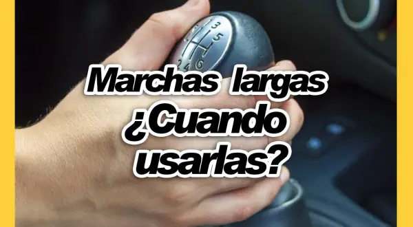 Mano cambiando marchas largas en un coche. ¿Cuándo usarlas?