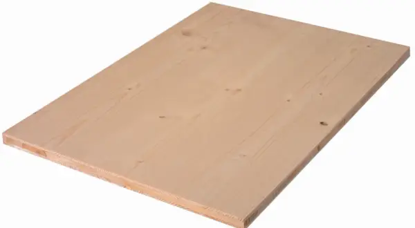 Planche de bois clair, un tripli épicéa aux veines fines et nœuds discrets, prête à être transformée.
