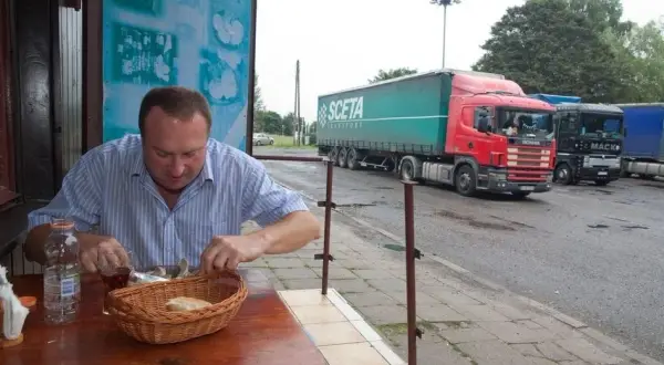 Gdzie zjeść na trasie S7? Najlepsze miejsca, które musisz znać