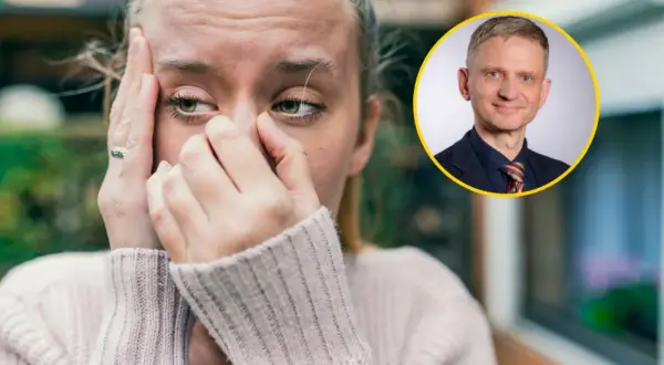 Zmartwiona kobieta z dłońmi na twarzy, obok uśmiechnięty mężczyzna. Czy to początek utraty pamięci?