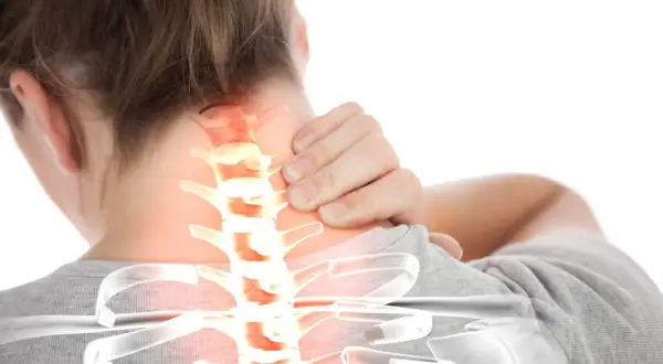 Douleur au cou due à une inversion de la courbure cervicale. Une main masse la nuque douloureuse, où la colonne vertébrale est mise en évidence.