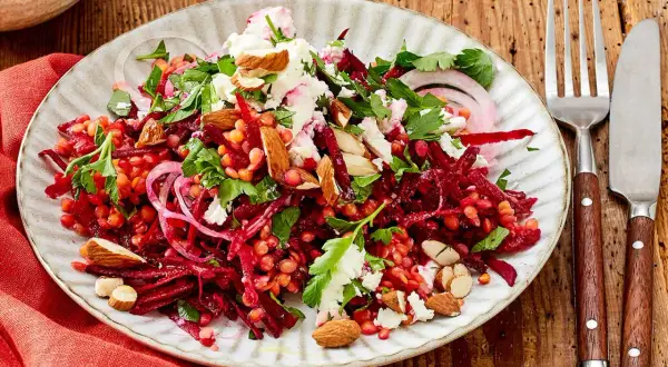 Bunter Linsensalat mit Roter Bete, Feta und Mandeln. Perfekt als gesundes essen zum mitnehmen für die Mittagspause.