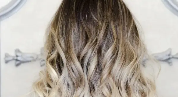 Piękne, falowane włosy z efektem balayage. Sprawdź, jaka jest balayage cena i odmień swój wygląd!