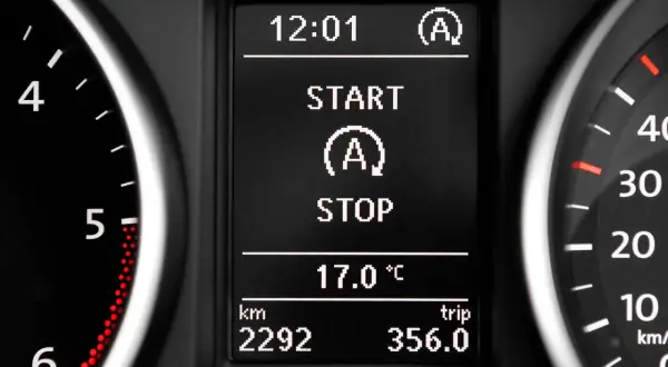 Bilens instrumentpanel visar klockan 12:01, start/stopp-systemet är aktivt, temperaturen är 17 grader Celsius, och körsträckan är 2292 km med en trippsträcka på 356 km.