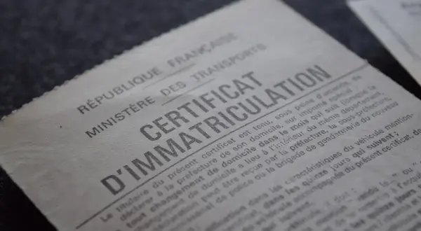 Certificat d'immatriculation français, mentionnant les obligations du titulaire. Un inconvénient carte grise collection peut être la complexité des démarches administratives.