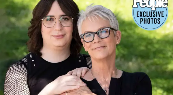 Jamie Lee Curtis och hennes dotter Ruby, en stolt ruby guest, ler mot kameran utomhus.