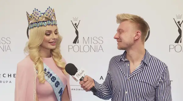 Karolina Soczewka, Miss Polonia, udziela wywiadu. Jej partner, dziennikarz, trzyma mikrofon.