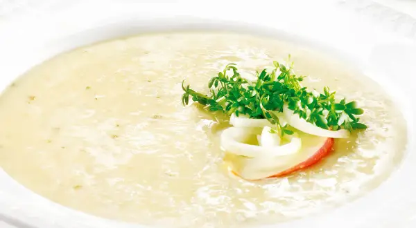 Cremige Suppe mit frischem Kresse-Garnitur, Apfelscheibe und Zwiebelringen. Ein Hauch von Baiersdorf Meerrettich verleiht ihr Würze.