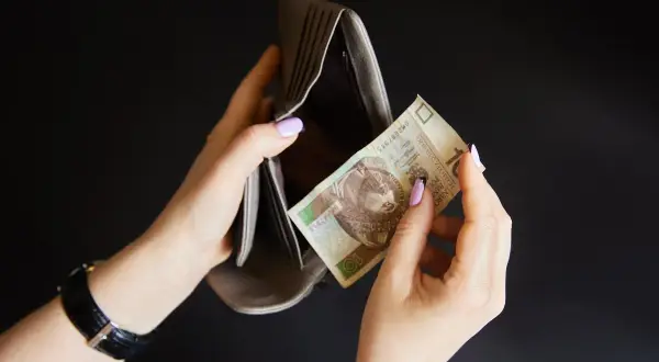 Puste kieszenie i jeden banknot 10 zł. Może to wyjaśnia, dlaczego gwiazdy show-biznesu przestały reklamować szybkie pożyczki z loteriami.