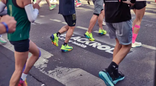 Läufer in bunten Schuhen beim Marathon. Die Sportart Laufen ist hier in vollem Gange.