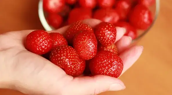 Ile kcal ma 1 truskawka? Zaskakująca kaloryczność owocu