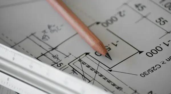 Matita su progetto di slp edilizia, con righello. Dettagli tecnici e misure per la costruzione.