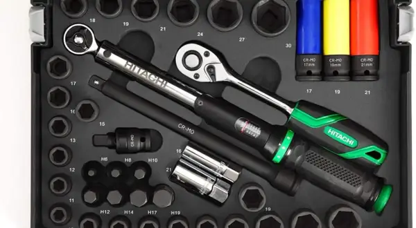 Zestaw kluczy nasadowych Hitachi, w tym klucz dynamometryczny i nasadki. Hitachi to znana firma produkująca narzędzia.