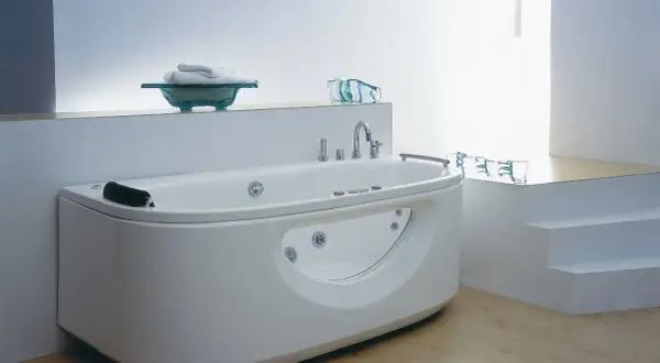 Nowoczesna wanna z hydromasażem, idealna do domowego victory spa serwis. Czystość i relaks.