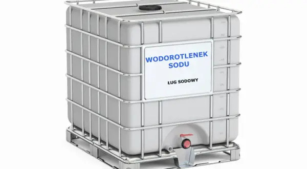 Duży pojemnik IBC z etykietą "Wodorotlenek sodu" i napisem "ług sodowy".