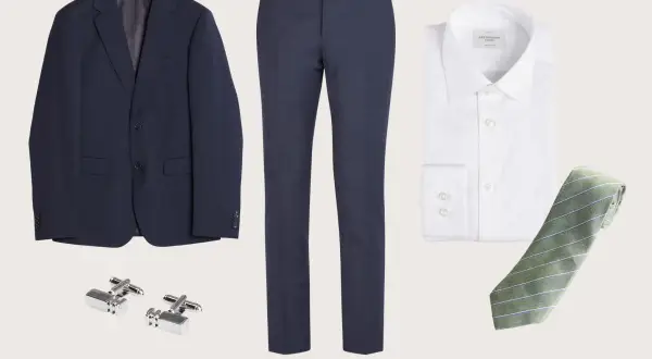 Mörkblå kostym, vit skjorta, grönrandig slips och manschettknappar. Perfekt dresscode cocktail man.