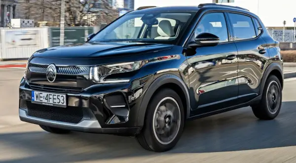 Czarny Citroen C3 na drodze. Wiele osób szuka **citroen c3 opinie** przed zakupem.