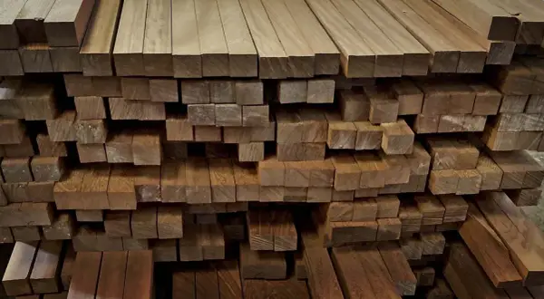 Pilotes de madera de iroko, listos para ser transformados en muebles o construcciones.