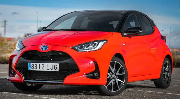 Toyota Yaris rojo, con un diseño deportivo que evoca la fuerza de los caballos salvajes.