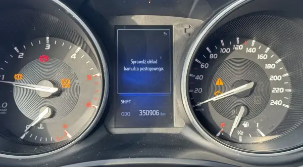 Komunikat "Sprawdź układ hamulca postojowego" na desce rozdzielczej Toyoty Avensis. Jak odblokować hamulec ręczny elektryczny?