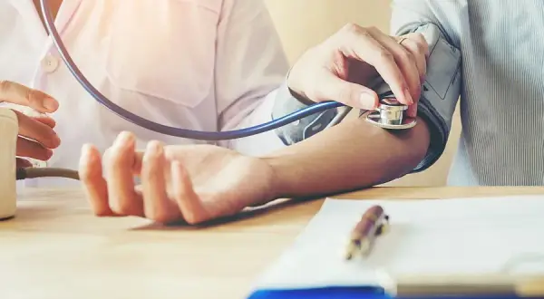 Jaki lekarz leczy nadciśnienie? Sprawdź, kto może pomóc w terapii