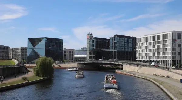 Boote auf der Spree, moderne Architektur und grüne Ufer – perfekte ausflugsziele berlin am wasser für einen sonnigen Tag.