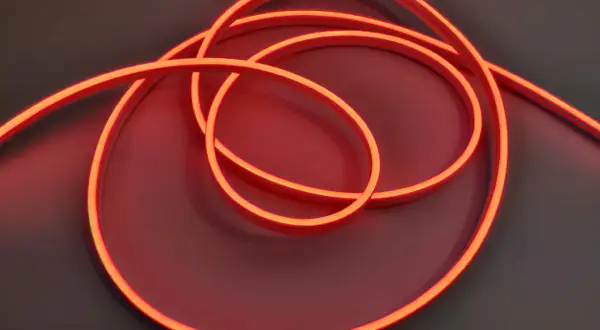 Jasny, czerwony neon wijący się na ciemnym tle.