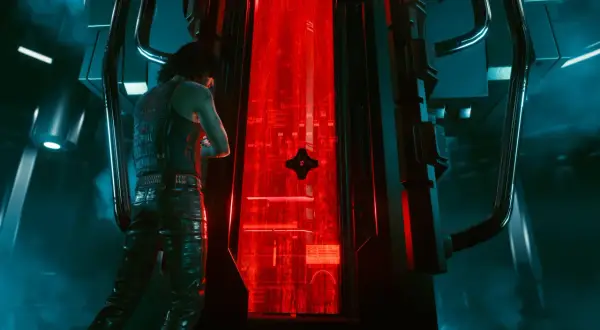 Postać w skórzanych spodniach patrzy na pulsujący czerwony rdzeń. Czy to klucz do sekretnego zakończenia cyberpunk?