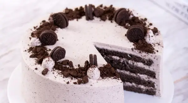 Pyszny tort z kremem oreo, ozdobiony pokruszonymi ciasteczkami i całymi oreo. Idealny na każdą okazję.